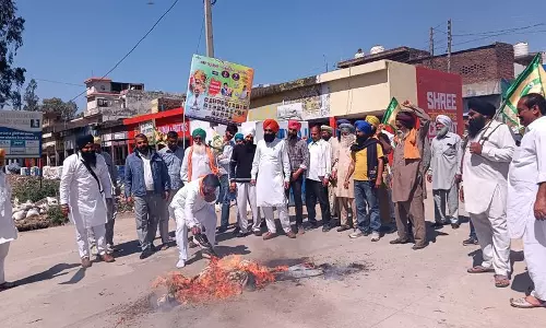 Haryana : अंबाला में किसानों ने आप सरकार के खिलाफ किया प्रदर्शन; एनएच यात्रियों को मिली राहत Haryana : अंबाला में किसानों ने आप सरकार के खिलाफ किया प्रदर्शन; एनएच यात्रियों को मिली राहत