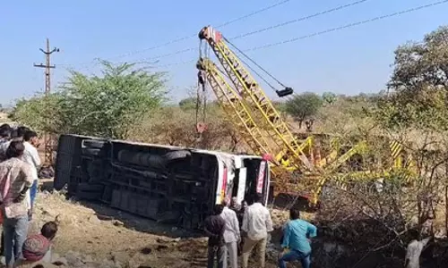 ड्राइवर को आई झपकी, बस पलटने से 13 यात्री घायल