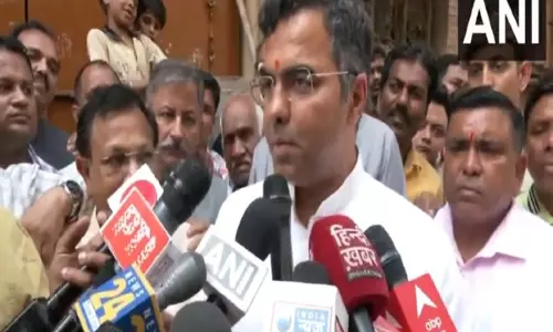 Delhi minister ने त्रिनगर में निरीक्षण के दौरान नशे में दिखे अधिकारी के तबादले का आदेश दिया