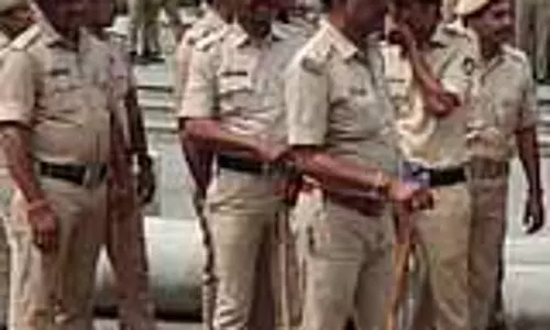 Bengaluru:बेंगलुरु में पुलिस ने प्रदर्शनकारियों को हिरासत में लिया Bengaluru:बेंगलुरु में पुलिस ने प्रदर्शनकारियों को हिरासत में लिया