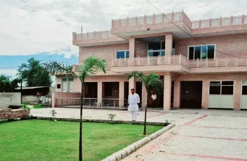 Bhiwadi: राजस्थान में आंगन तो हरियाणा में कमरे, अनोखा घर Bhiwadi: राजस्थान में आंगन तो हरियाणा में कमरे, अनोखा घर