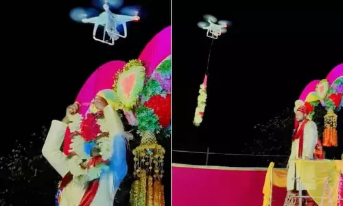 VIDEO: ड्रोन से जयमाला लाना पड़ा महंगा, तभी दूल्हे के साथ हुआ कुछ ऐसा...