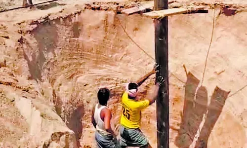 सूखी वेदवती - पानी के लिए नदी तक पाइप सूखी वेदवती - पानी के लिए नदी तक पाइप
