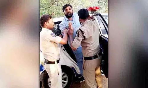 Hyderabad: उस्मानिया विश्वविद्यालय में छात्रों पर पुलिस की कार्रवाई जारी Hyderabad: उस्मानिया विश्वविद्यालय में छात्रों पर पुलिस की कार्रवाई जारी
