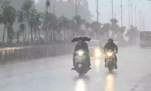Hyderabad में तेज आंधी-तूफान, गर्मी से मिली राहत Hyderabad में तेज आंधी-तूफान, गर्मी से मिली राहत