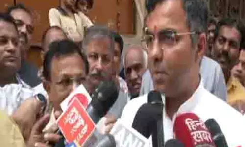 प्रवेश वर्मा ने Trinagar में निरीक्षण के दौरान नशे में दिखे अधिकारी के तबादले का दिया आदेश प्रवेश वर्मा ने Trinagar में निरीक्षण के दौरान नशे में दिखे अधिकारी के तबादले का दिया आदेश