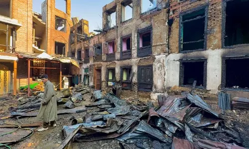 Anantnag में आग से 20 घर जलकर खाक, मंत्री ने पीड़ितों से मुलाकात की