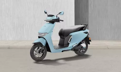 90 हजार में जबरदस्त Electric Scooter ये 5 फीचर्स बना देंगे दीवाना 90 हजार में जबरदस्त Electric Scooter ये 5 फीचर्स बना देंगे दीवाना