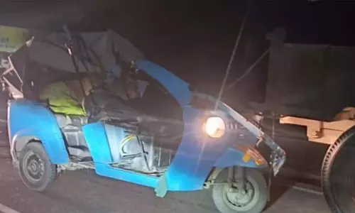 सड़क दुर्घटना में एक ही परिवार के तीन लोगों समेत चार की मौत सड़क दुर्घटना में एक ही परिवार के तीन लोगों समेत चार की मौत