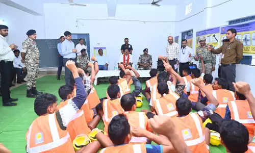 आत्मसमर्पित नक्सलियों से गृहमंत्री विजय शर्मा ने की बात