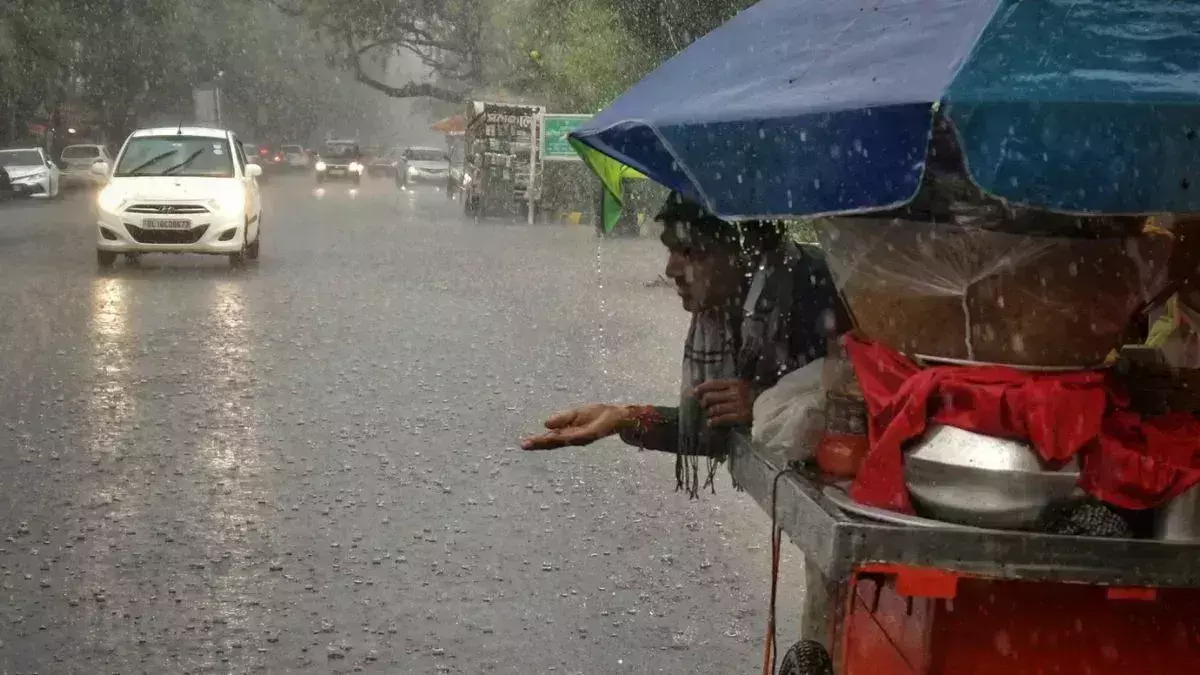 Ranchi में  तेज हवाओं के साथ बारिश शुरू, ओले गिरे