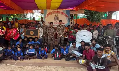 CRPF जवानों ने नक्सल प्रभावित गांव में बांटे दैनिक सामान CRPF जवानों ने नक्सल प्रभावित गांव में बांटे दैनिक सामान