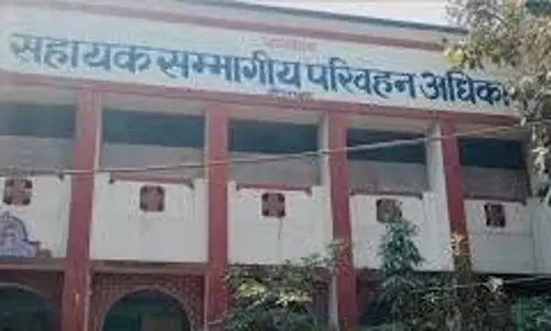 Jaunpur: वाराणसी के आरटीओ शिखर ओझा ने एआरटीओ कार्यालय में औचक निरीक्षण किया