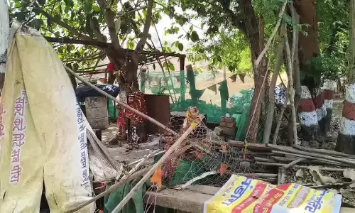 शिव मंदिर में बुलडोजर चलाने पर भड़के लोग, यातायात रोका