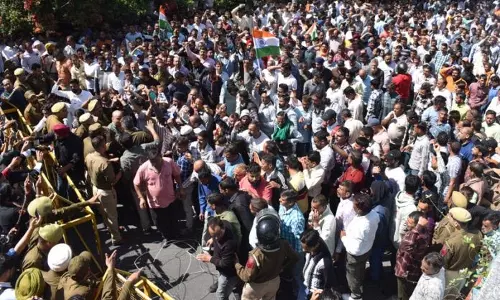 पुलिस ने सीएम आवास तक PHE दैनिक वेतनभोगियों के विरोध मार्च को विफल किया