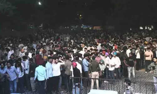 बेकाबू भीड़ के कारण PU को गायक का लाइव शो रद्द करना पड़ा