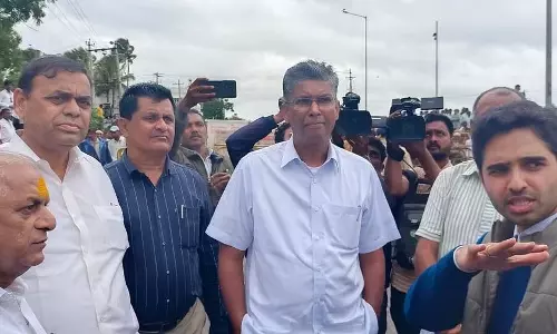 Jarkiholi: कर्नाटक सरकार महाराष्ट्र में मराठियों को नौकरी देने के प्रस्ताव पर विचार करेगी Jarkiholi: कर्नाटक सरकार महाराष्ट्र में मराठियों को नौकरी देने के प्रस्ताव पर विचार करेगी