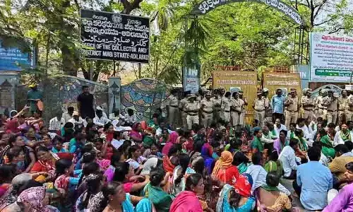 Adilabad में बिजली मीटर की मांग को लेकर आदिवासी महिलाओं ने किया धरना