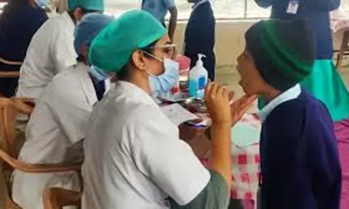 Chatra: चुकरू मध्य विद्यालय में हेल्थ चेकअप कैंप