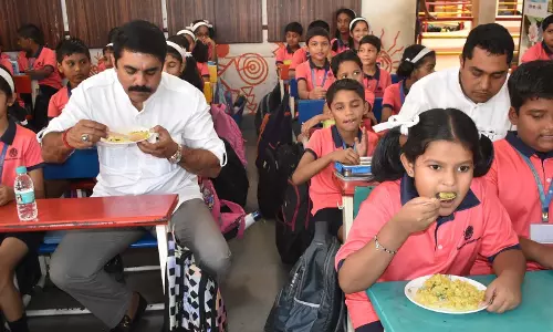 Goa फॉरवर्ड ने मध्याह्न भोजन उपलब्ध कराने वाले स्वयं सहायता समूहों का समर्थन किया Goa फॉरवर्ड ने मध्याह्न भोजन उपलब्ध कराने वाले स्वयं सहायता समूहों का समर्थन किया