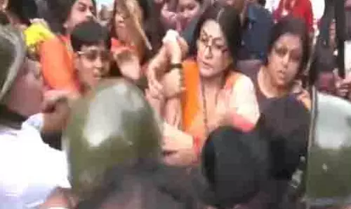 BJP कार्यकर्ताओं ने टीएमसी सरकार के उस विधेयक के खिलाफ किया प्रदर्शन BJP कार्यकर्ताओं ने टीएमसी सरकार के उस विधेयक के खिलाफ किया प्रदर्शन