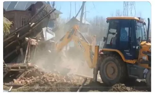 Anantnag में अधिकारियों ने आतंकवादी हैंडलर के अवैध रूप से निर्मित घर को ध्वस्त कर दिया