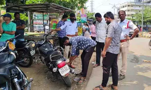 Khammam में मोटरसाइकिलों के संशोधित साइलेंसर हटाए गए, जुर्माना लगाया Khammam में मोटरसाइकिलों के संशोधित साइलेंसर हटाए गए, जुर्माना लगाया