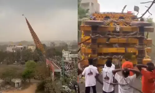 मेले के दौरान तेज हवाओं और भारी बारिश के कारण 150 फुट ऊंचा रथ गिरा, VIDEO मेले के दौरान तेज हवाओं और भारी बारिश के कारण 150 फुट ऊंचा रथ गिरा, VIDEO