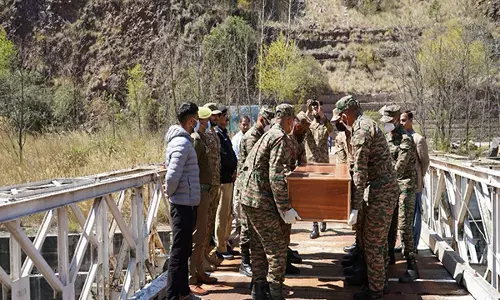 भारतीय सेना ने PoJK से लापता दो युवकों के पार्थिव शरीर वापस लाने में की मदद भारतीय सेना ने PoJK से लापता दो युवकों के पार्थिव शरीर वापस लाने में की मदद