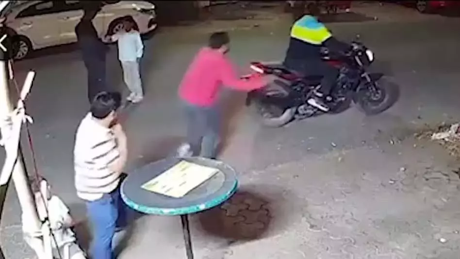 मोमोज सेंटर में ग्राहक से लूट, स्नैचर्स को गिरफ्तार करने पुलिस की छापेमारी जारी मोमोज सेंटर में ग्राहक से लूट, स्नैचर्स को गिरफ्तार करने पुलिस की छापेमारी जारी