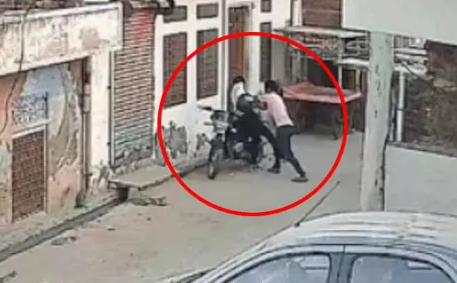 मर्डर हो गया कैमरे के सामने, दिखा कुछ ऐसा मंजर... मर्डर हो गया कैमरे के सामने, दिखा कुछ ऐसा मंजर...
