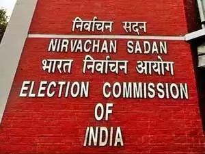 फर्जी वोटरों से संबंधित शिकायतों को दूर करने के लिए राजनीतिक दलों के साथ बैठक कर रहे निर्वाचन अधिकारी फर्जी वोटरों से संबंधित शिकायतों को दूर करने के लिए राजनीतिक दलों के साथ बैठक कर रहे निर्वाचन अधिकारी
