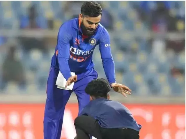 Virat Kohli के लिए फैन की दीवानगी, क्या देखा आपने Virat Kohli के लिए फैन की दीवानगी, क्या देखा आपने