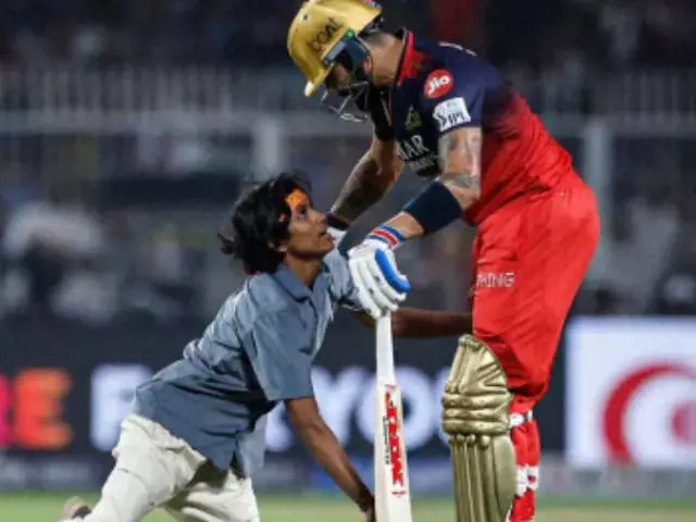 Kohli Craze : फैन सुरक्षा तोड़कर मैदान में पहुंचा, पैर छूकर जताया प्यार Kohli Craze : फैन सुरक्षा तोड़कर मैदान में पहुंचा, पैर छूकर जताया प्यार