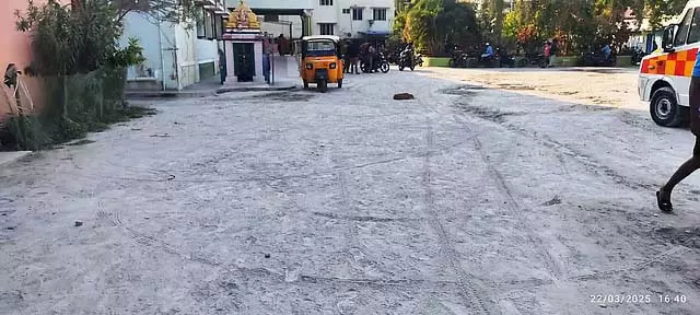 Tamil Nadu: सरकारी अस्पताल में डाली गई कृत्रिम रेत, धूल से मरीज परेशान Tamil Nadu: सरकारी अस्पताल में डाली गई कृत्रिम रेत, धूल से मरीज परेशान