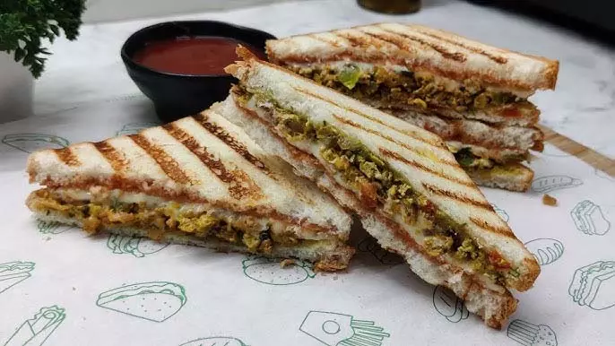 स्वादिष्ट अंडा भुर्जी सैंडविच बनाएं घर पर आसानी से स्वादिष्ट अंडा भुर्जी सैंडविच बनाएं घर पर आसानी से