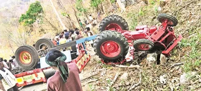 Odisha: ट्रैक्टर पलटने से बच्चे की मौत Odisha: ट्रैक्टर पलटने से बच्चे की मौत