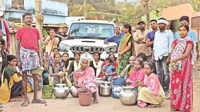 Odisha: पानी के मुद्दे पर जिला परिषद अध्यक्ष का वाहन रोका Odisha: पानी के मुद्दे पर जिला परिषद अध्यक्ष का वाहन रोका