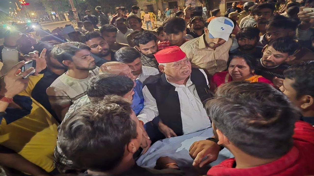 Ayodhya : शहीद के बेटे की मौत, सड़क जाम, सांसद पहुंचे मौके पर Ayodhya : शहीद के बेटे की मौत, सड़क जाम, सांसद पहुंचे मौके पर