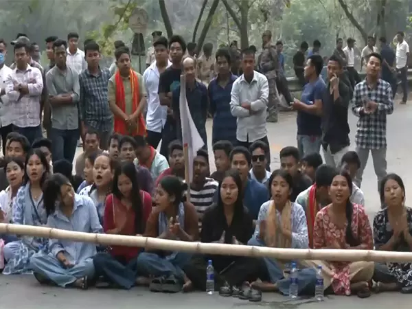 TSF छात्रों के विरोध प्रदर्शन के कारण असम-अगरतला राष्ट्रीय राजमार्ग पर व्यवधान TSF छात्रों के विरोध प्रदर्शन के कारण असम-अगरतला राष्ट्रीय राजमार्ग पर व्यवधान