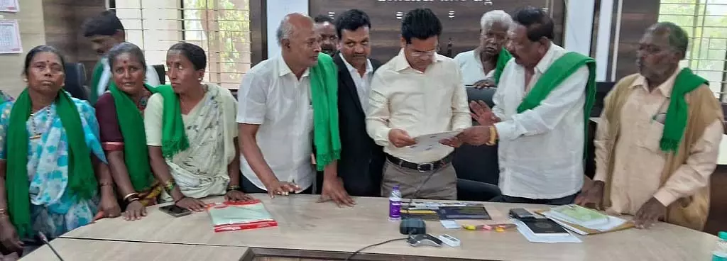अधिकारियों की उदासीनता: किसानों की शिकायत अधिकारियों की उदासीनता: किसानों की शिकायत