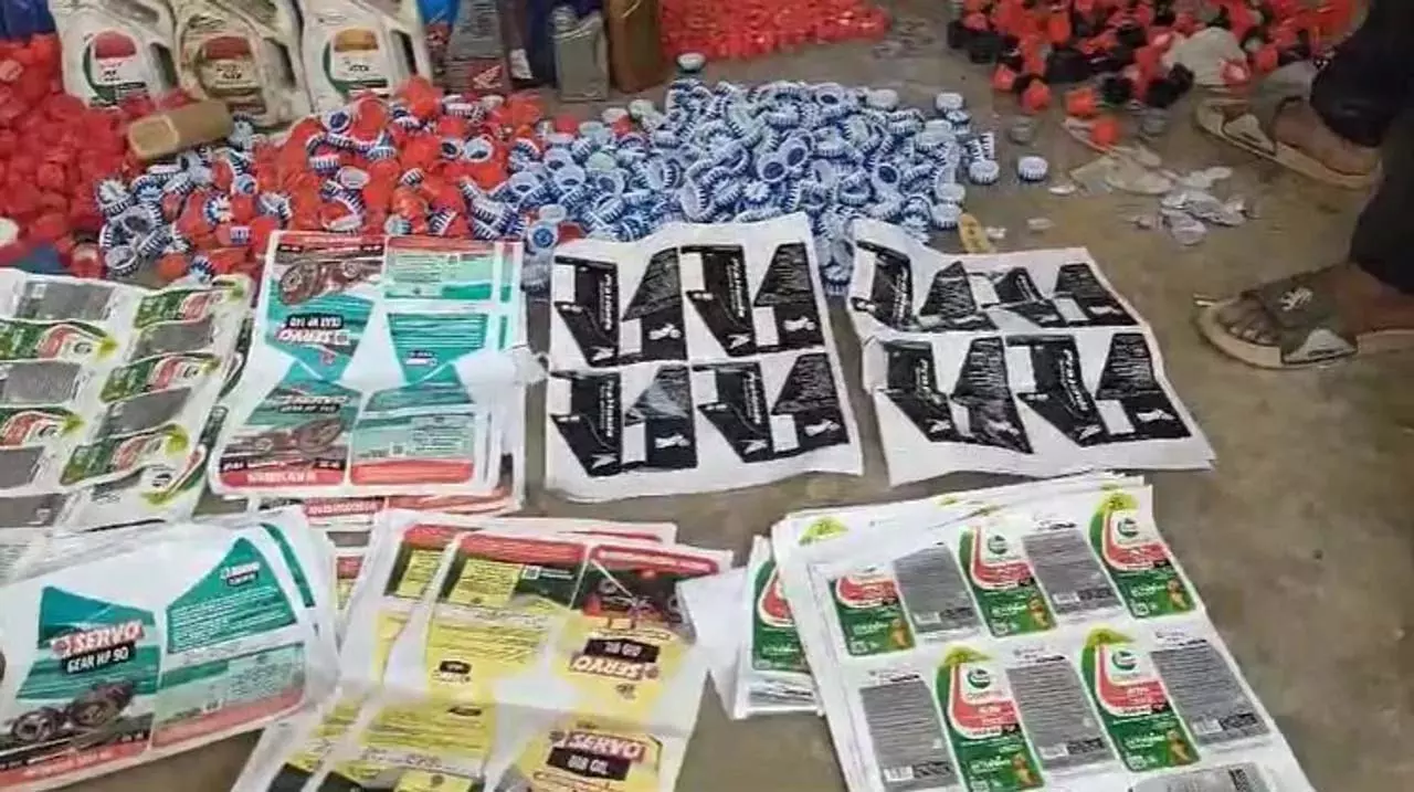 Odisha : राउरकेला में नकली इंजन ऑयल बनाने वाली फैक्ट्री का भंडाफोड़, एक हिरासत में Odisha : राउरकेला में नकली इंजन ऑयल बनाने वाली फैक्ट्री का भंडाफोड़, एक हिरासत में