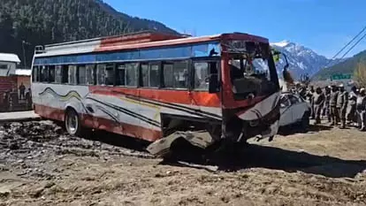 सड़क दुर्घटना में तीन पर्यटकों की मौत, 14 अन्य घायल, VIDEO सड़क दुर्घटना में तीन पर्यटकों की मौत, 14 अन्य घायल, VIDEO