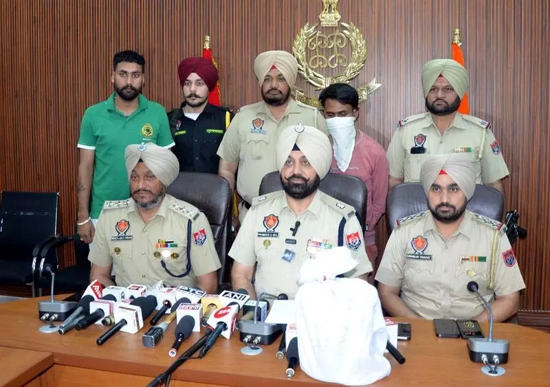 ड्रग तस्कर को 4.5 किलोग्राम हेरोइन के साथ गिरफ्तार किया गया ड्रग तस्कर को 4.5 किलोग्राम हेरोइन के साथ गिरफ्तार किया गया