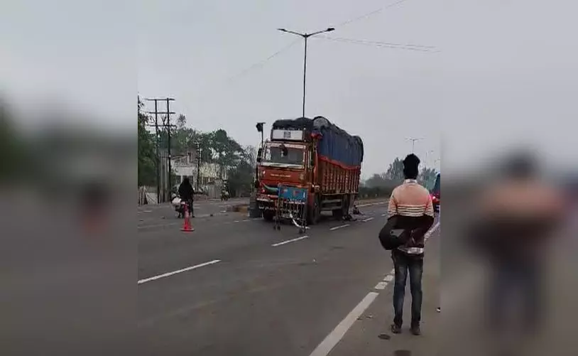 सड़क दुर्घटना में तीन दोस्तों की मौत, पलों में उखड़ी सांसे सड़क दुर्घटना में तीन दोस्तों की मौत, पलों में उखड़ी सांसे