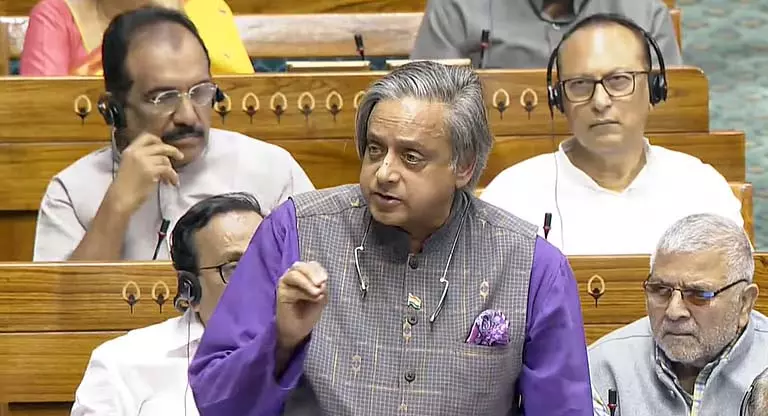 भारत में राजनीतिक ध्रुवीकरण चिंताजनक: कांग्रेस नेता Shashi Tharoor भारत में राजनीतिक ध्रुवीकरण चिंताजनक: कांग्रेस नेता Shashi Tharoor