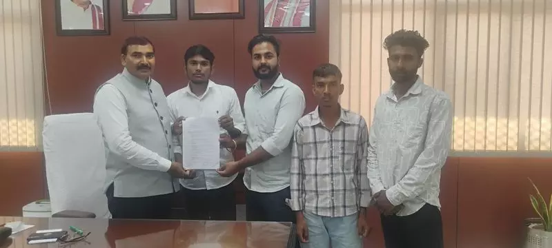 Haryana : सिरसा विश्वविद्यालय के छात्रों ने कुलपति को सौंपा मांग पत्र Haryana : सिरसा विश्वविद्यालय के छात्रों ने कुलपति को सौंपा मांग पत्र
