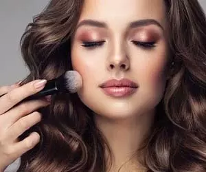 Makeup Tips: गर्मी में मेकअप को लंबे समय तक बनाए रखने के 4 टिप्स Makeup Tips: गर्मी में मेकअप को लंबे समय तक बनाए रखने के 4 टिप्स