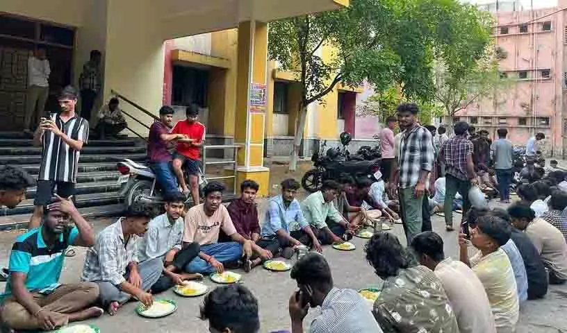 Nizam College के छात्रों ने हॉस्टल मेस में अस्वच्छ स्थितियों के खिलाफ़ प्रदर्शन किया Nizam College के छात्रों ने हॉस्टल मेस में अस्वच्छ स्थितियों के खिलाफ़ प्रदर्शन किया
