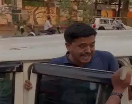 वकील पर हमला, कोर्ट के सामने युवक का अपहरण वकील पर हमला, कोर्ट के सामने युवक का अपहरण